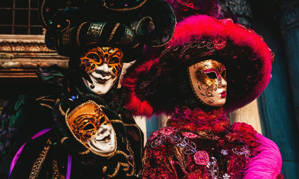 El Carnaval 2025 en Madrid no es solo una celebración de disfraces, comparsas y bailes, sino un reflejo de la necesidad humana de escapar, aunque sea por unos días, de las reglas impuestas. Más allá de la risa, la música y la ironía que inundan calles y plazas, el carnaval es una pausa en la rutina, un juego de identidades en el que cualquiera puede transformarse en lo que desee.
