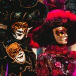 El Carnaval 2025 en Madrid no es solo una celebración de disfraces, comparsas y bailes, sino un reflejo de la necesidad humana de escapar, aunque sea por unos días, de las reglas impuestas. Más allá de la risa, la música y la ironía que inundan calles y plazas, el carnaval es una pausa en la rutina, un juego de identidades en el que cualquiera puede transformarse en lo que desee.