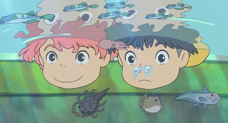 Ponyo y Sosuke bajo el agua en Ponyo en el acantilado, de Hayao Miyazaki