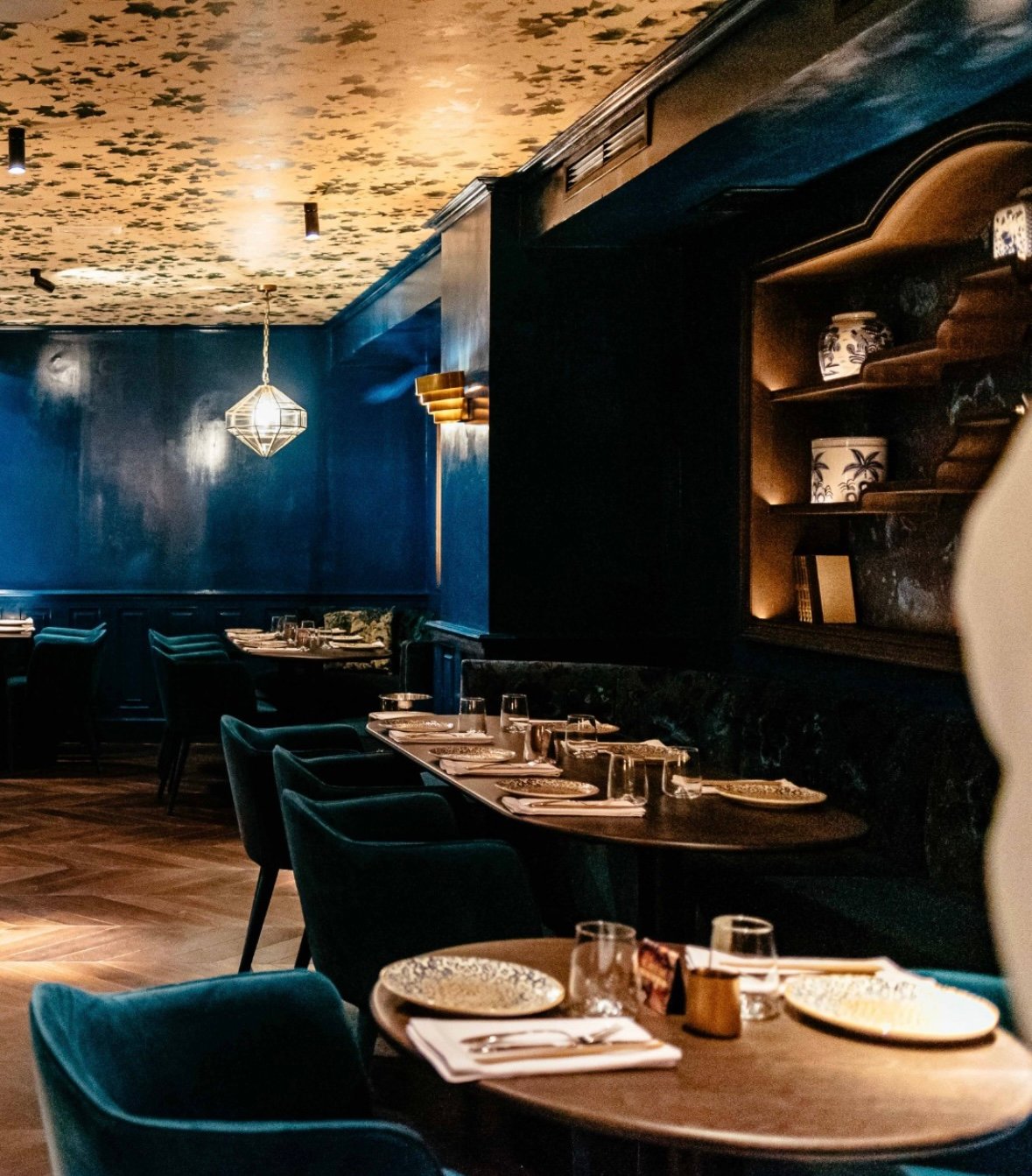 Salón del restaurante Issei en Génova 11: luz cálida, materiales oscuros y terciopelos