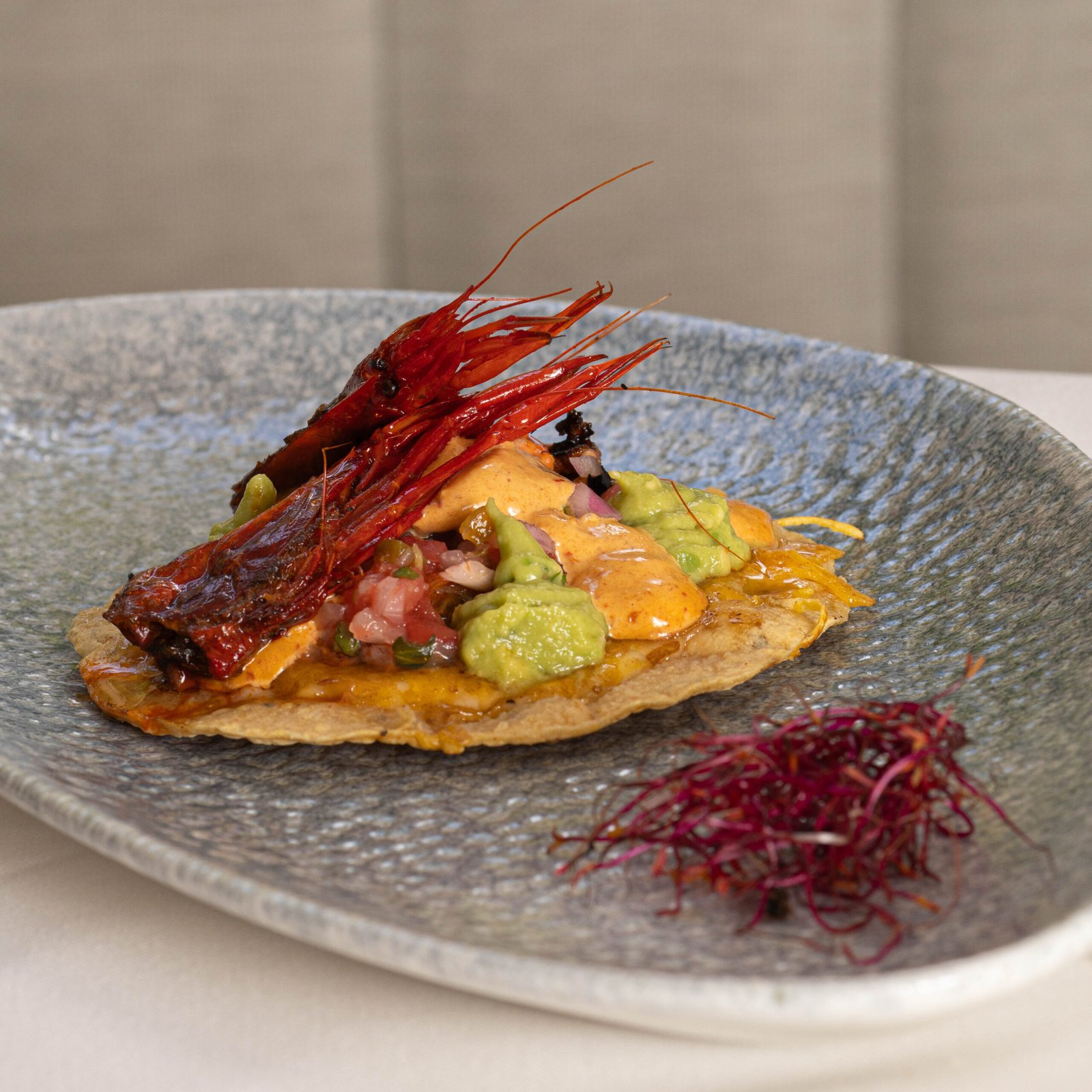Tostada con gamba roja a la brasa, guacamole y pico de gallo en Materia Prima