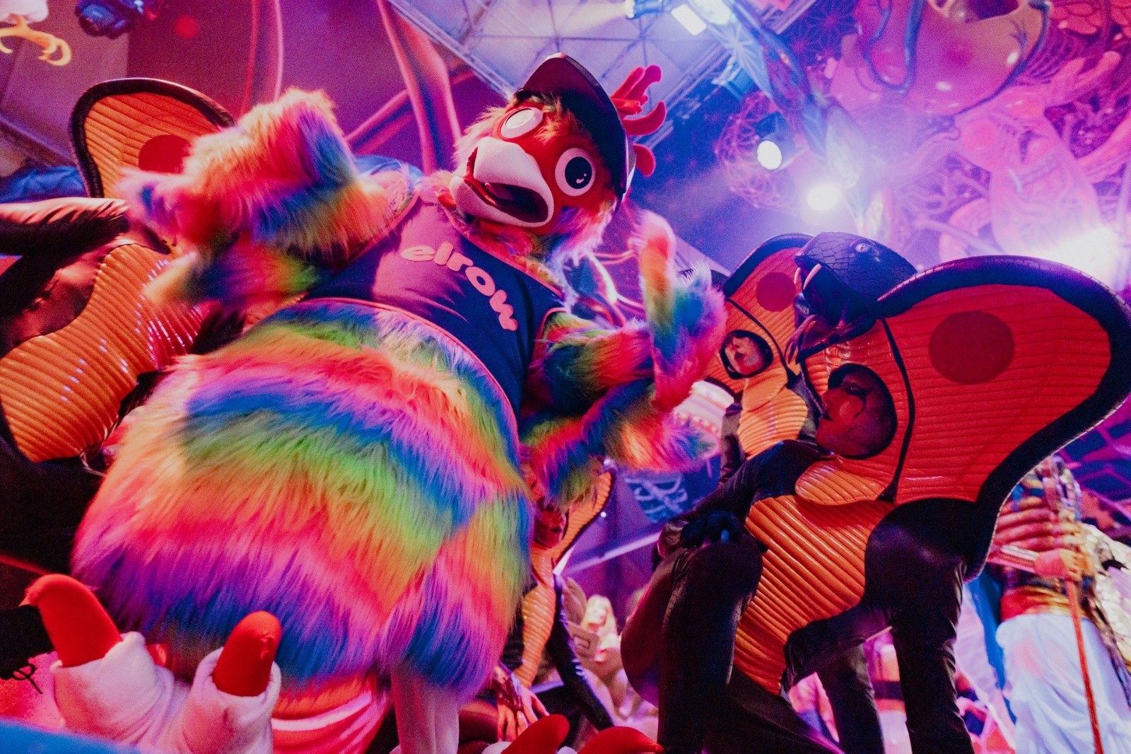 Personajes disfrazados de colores en un espectáculo de elrow