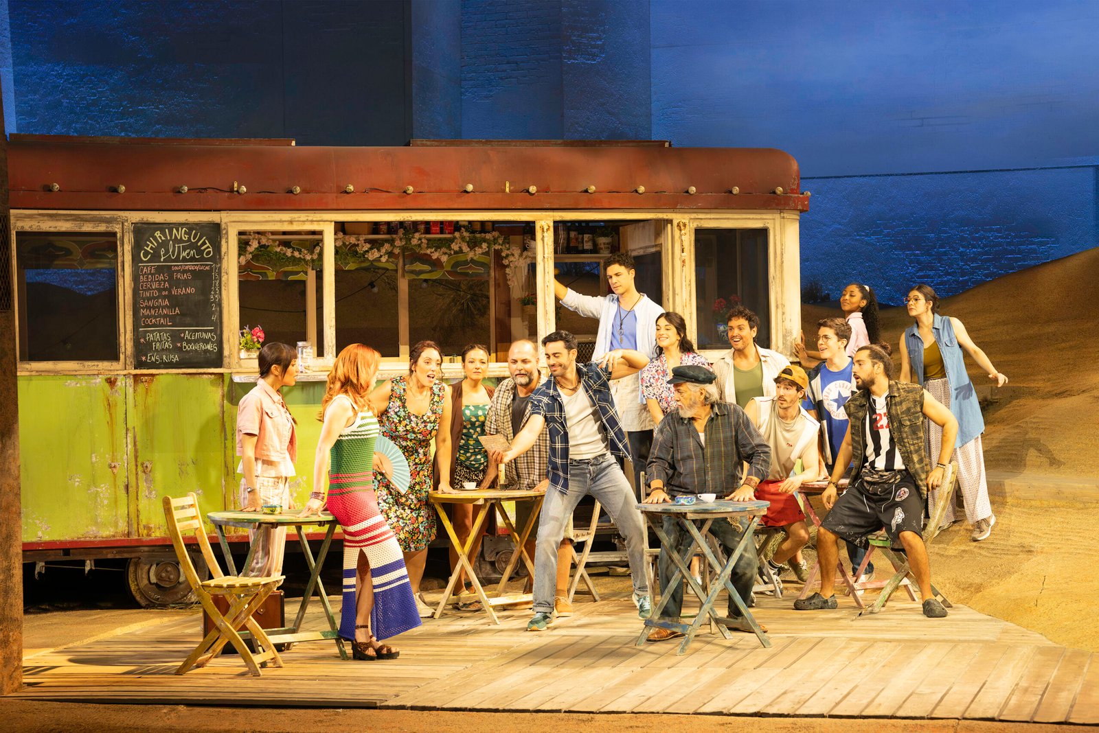El elenco de El alma al aire en escena, ante el chiringuito de Gazulea, en el Teatro Ocaso Coliseum